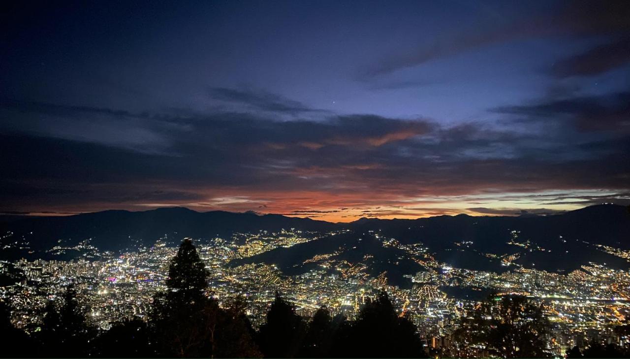 Hilltop Enchanting With Stunning Views & Jacuzzi Villa